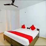 Oyo Shaurya Guest House Near Nangli Metro Station